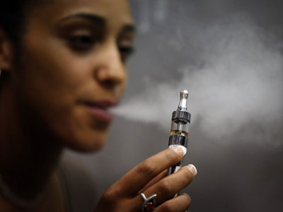 JAMA Pediatr:电子烟让青少年更易吸烟上瘾_电