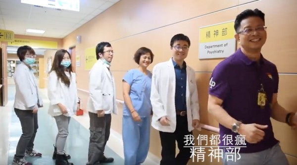 院长率医护人员齐跳抖肩舞,网友直呼“太可爱了吧”_医院院长_抖肩舞_医脉通