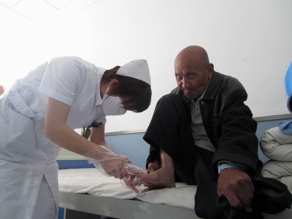 看到美国医院门口脱鞋脱裤子,很多旅美人士觉得"国内的大医院非常有