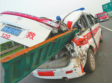 被撞的救护车 张刚摄