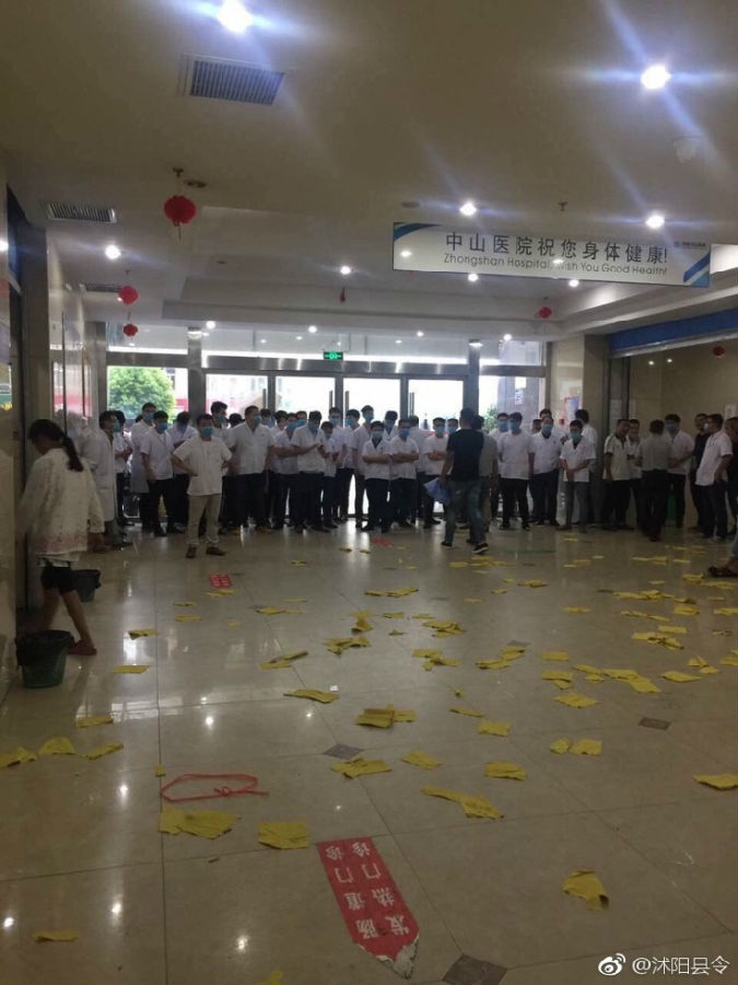 江苏医闹现场医护人员振臂高呼打倒医闹